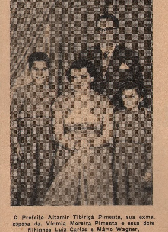 Altamir Tibiriçá era prefeito no centenário de Caraguá, Nesta foto ele está com sua eposa Vêmia, seu filho Luiz Carlos ( o maior) e seu filho Mario,1957. Reproduçãoda Revista Fagulha