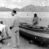 Pesca-de-Tainha na praia da Enseada em UJbatuba na década de 60. Na foto o menino Joban acompanha seu pai seu Antunes na observação do mar