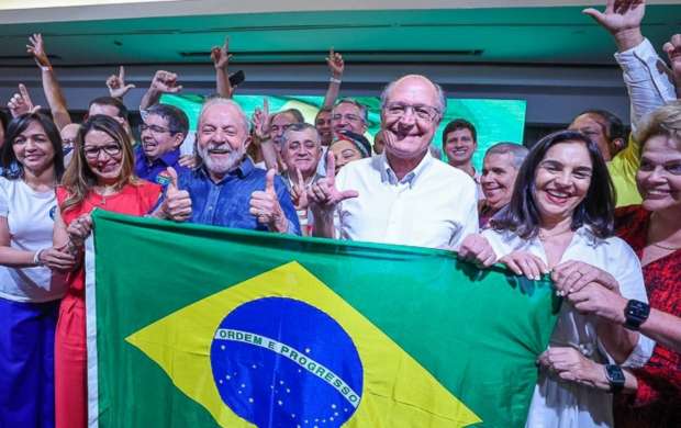 Lula, Alckmin e apoiadores comemoram a vitória com a bandeira do Brasil: resgate de um símbolo que estava 'sequestrado' pelo autoritarismo. Foto: Ricardo Stuckert