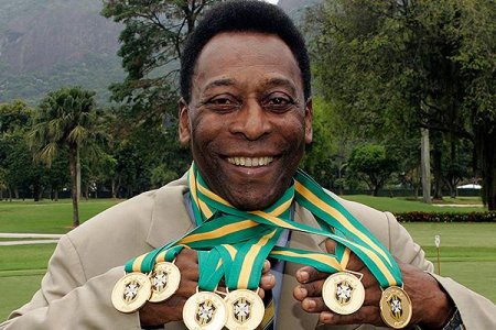 Pelé e suas medalhas.