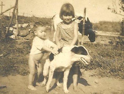 Maria Antônia. seu irmão Pitagoras e seu cachorro sertão, num sítio em Itaquá, no ano que se mudaram pro Tinga Caraguatatuba, 1964