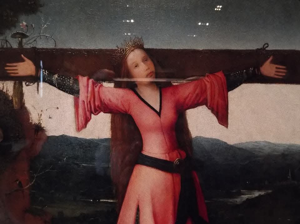 Mulher em estaca sendo martirizada como cristo - representação da violência extrema contra a mulher