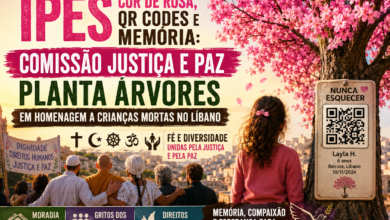 Thumbnail jornalística sobre ação da Comissão Justiça e Paz da CNBB que propõe plantar ipês cor-de-rosa com QR codes em homenagem a crianças mortas no Líbano, reunindo católicos, muçulmanos, budistas e ateus em defesa dos direitos humanos e da paz.